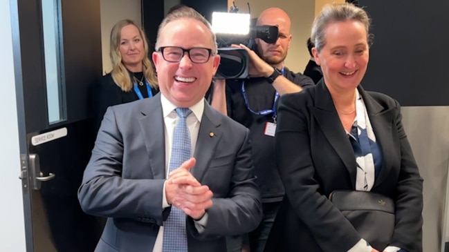 Qantas CEO Alan Joyce announces immediate retirement