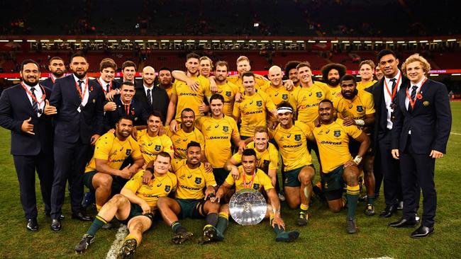 The Australian team pose after defeating Wales 29-21 in Cardiff.