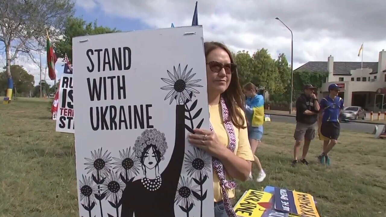  Demonstrators in Canberra gather to call for Putin to stop war