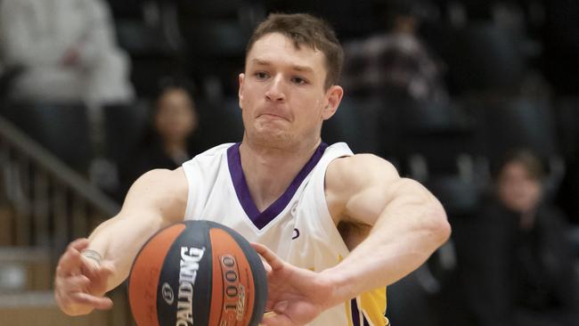 Zac Polglaze in action for Altona. Photo: Basketball Victoria.