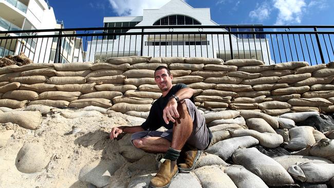 Matt Thomas sandbagging a property at Albatross Avenue, Nobby Beach