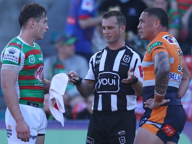 NEWCASTLE, AUSTRALIA - AUGUST 20: Referee Grant Atkins talks to Tyson Frizell of the Knights and Cameron Murray of the Rabbitohs the round 25 NRL match between Newcastle Knights and South Sydney Rabbitohs at McDonald Jones Stadium on August 20, 2023 in Newcastle, Australia. (Photo by Scott Gardiner/Getty Images)