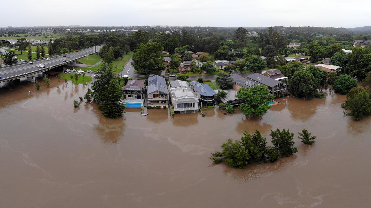 Homes along Bellevue Rd in Regentville are under threat from rising flood waters. Picture: Toby Zerna