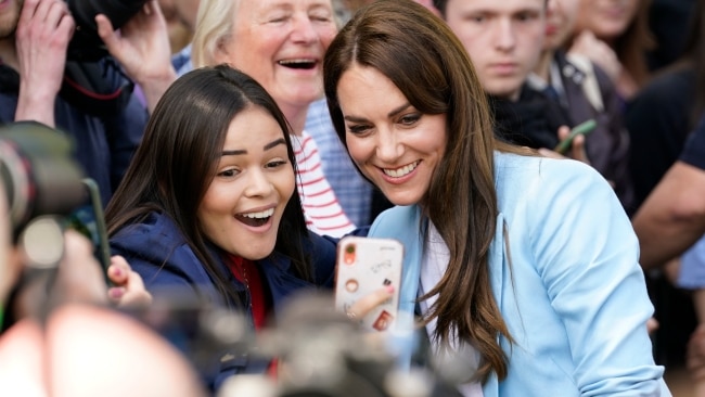 Security steps in after American royal fan grabs Princess Kate around the head for selfie before King's coronation concert | Sky News Australia