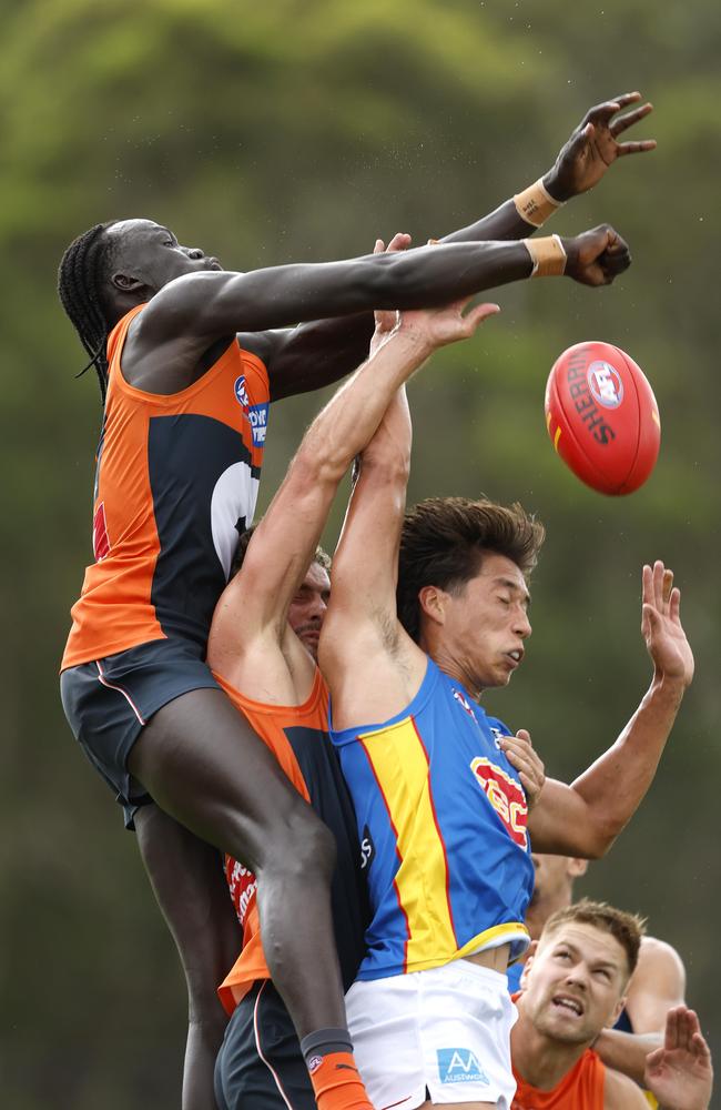 Giants Leek Aleer spoils Suns' Alex Davies during an AFL pre-season practice match between the GWS Giants and Gold Coast Suns at Blacktown International Sportspark on March 4, 2023. Photo by Phil Hillyard (Image Supplied for Editorial Use only - **NO ON SALES** - Â©Phil Hillyard )