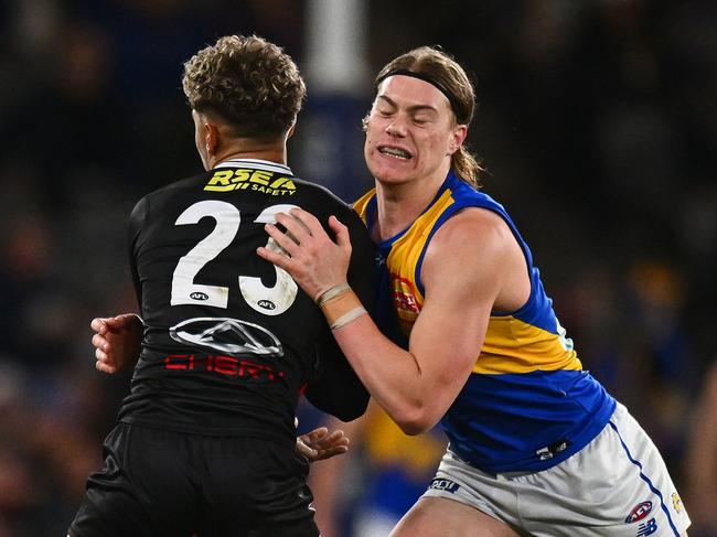 MELBOURNE, AUSTRALIA - JULY 20: Liam Henry of the Saints handballs as Harley Reid of the Eagles stands on his foot during the round 19 AFL match between St Kilda Saints and West Coast Eagles at Marvel Stadium, on July 20, 2024, in Melbourne, Australia. (Photo by Morgan Hancock/Getty Images)