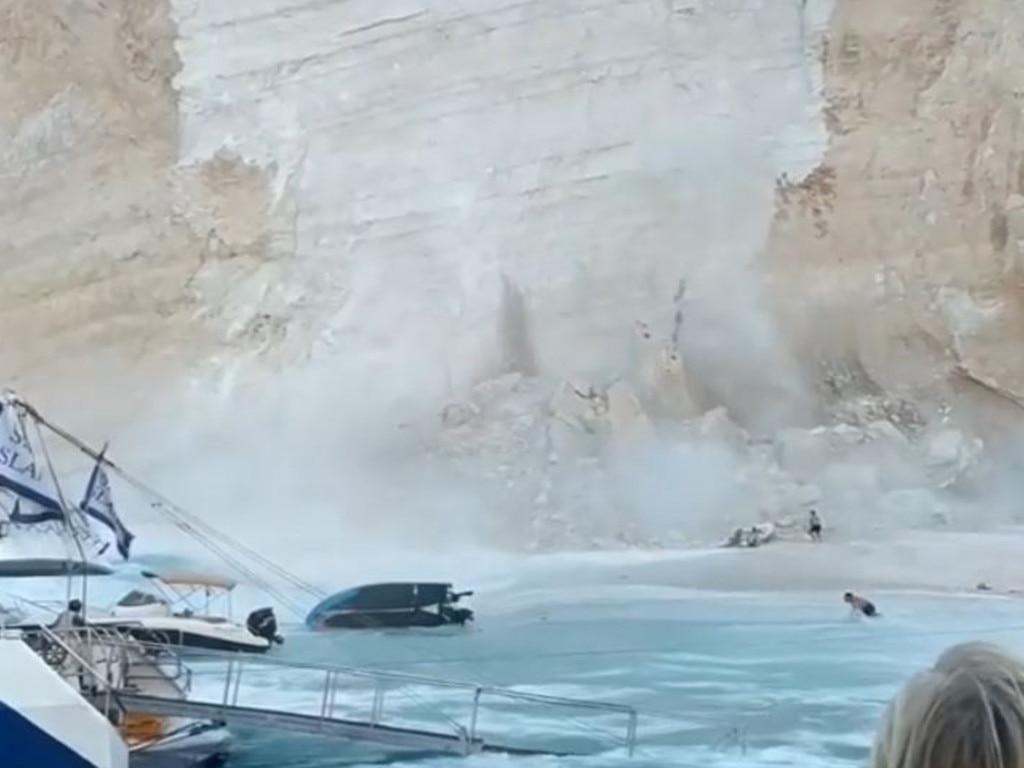 The landslide caused boats to capsize. Picture: @nathelie0521