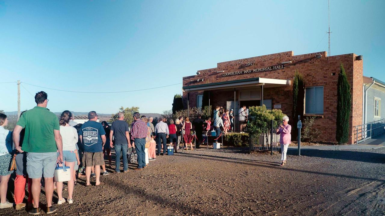 Fans queues outside a Fanny Lumsden show on her Country Halls Tour. Picture: Supplied.