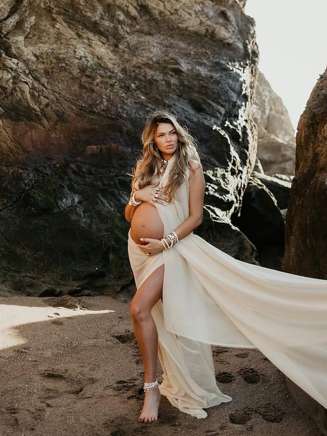 Bella Hunter shared pregnancy photos with her fans on Instagram.