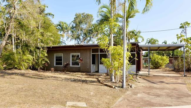 One of the many empty houses in residential Nhulunbuy. Picture: Elise Derwin