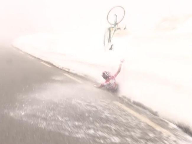 Video: Giro leader’s spectacular snow crash