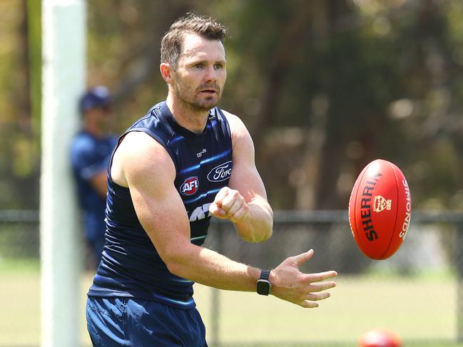 Dangerfield shoots off a handball. Picture: Alison Wynd