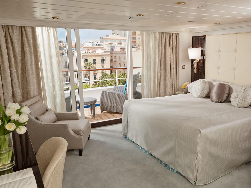 A master suite on the Seven Seas Mariner.