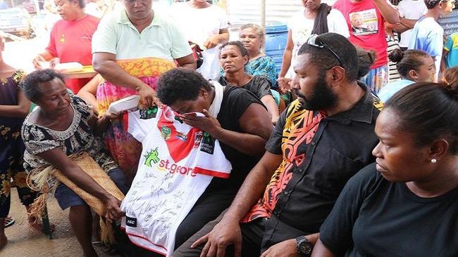 Joyce Ottio with the jersey presented to her by Nene Macdonald. Picture: Loop PNG