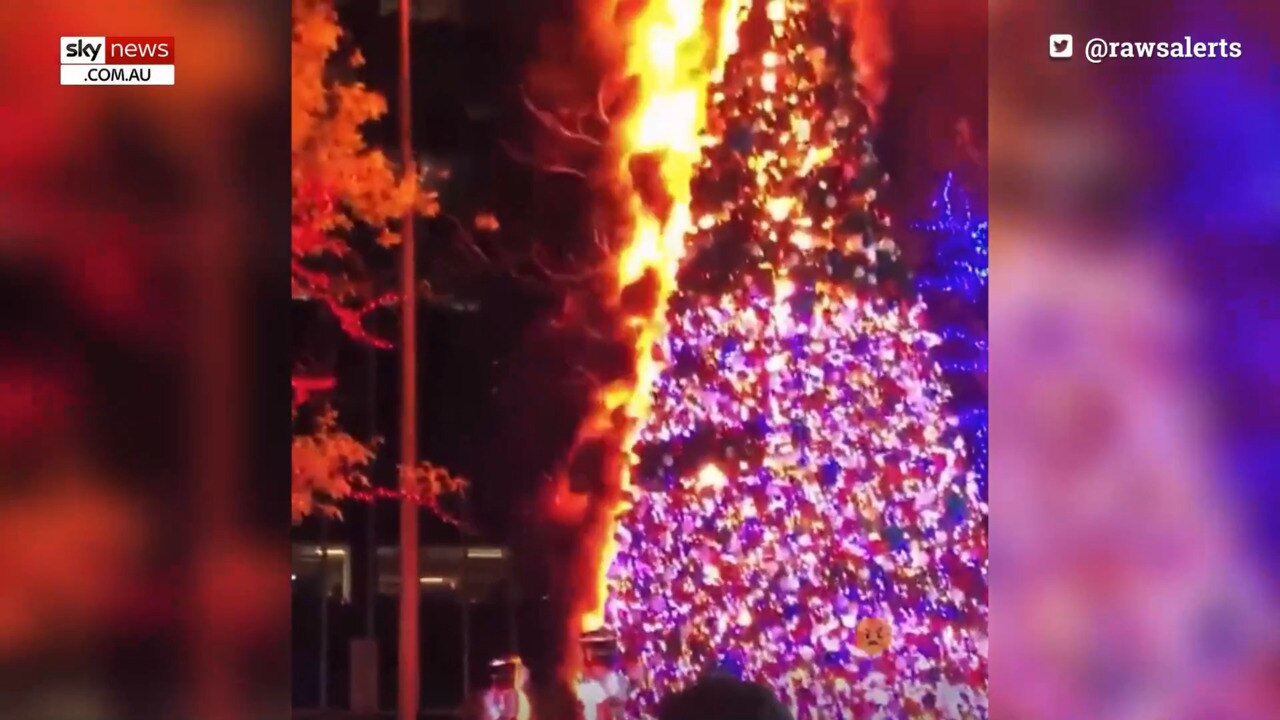 Tersangka ditahan setelah pohon Natal Fox terbakar