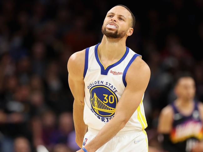 PHOENIX, ARIZONA - NOVEMBER 30: Stephen Curry #30 of the Golden State Warriors reacts after a missed shot against the Phoenix Suns during the second half of the NBA game at Footprint Center on November 30, 2021 in Phoenix, Arizona. The Suns defeated the Warriors 104-96. NOTE TO USER: User expressly acknowledges and agrees that, by downloading and or using this photograph, User is consenting to the terms and conditions of the Getty Images License Agreement.   Christian Petersen/Getty Images/AFP == FOR NEWSPAPERS, INTERNET, TELCOS & TELEVISION USE ONLY ==