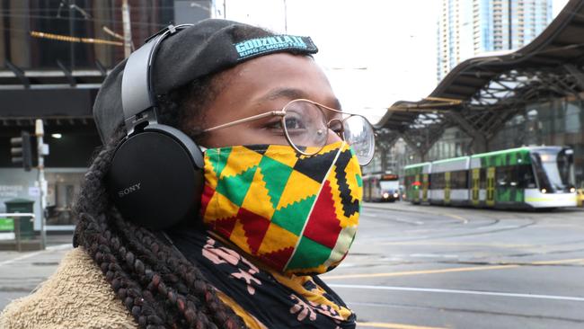 Melburnians are embracing the mask order. Picture: David Crosling/NCA NewsWire.