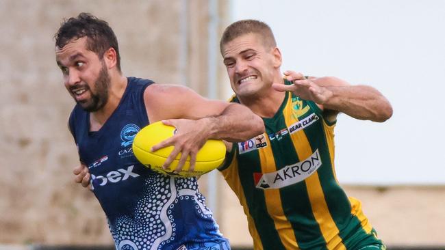 Jarrod Stokes of Darwin Buffaloes runs the ball against PINT in the 2022-23 NTFL season. Picture: Celina Whan / AFLNT Media