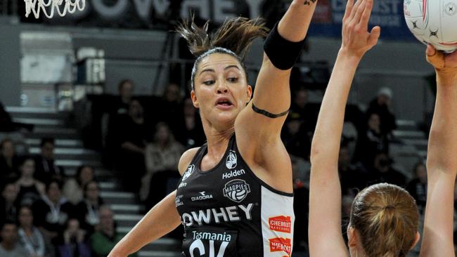 NETBALL MAGPIES v SWIFTS at Hisense Arena Melbourne. Magpies Sharni Layton tries to block Swifts Helen Housby's shot. Picture: Andrew Henshaw