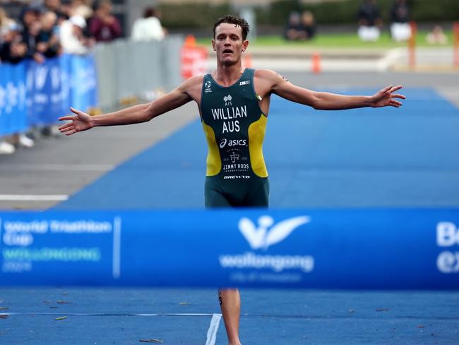 Luke Willian breaks the tape to win the Wollongong World Cup triathlon and enhance his Olympic selection chances. Pic by (Con Chronis/AusTriathlon)