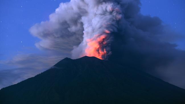 Bali eruption 2017 live video stream: Watch Mount Agung blow in real ...