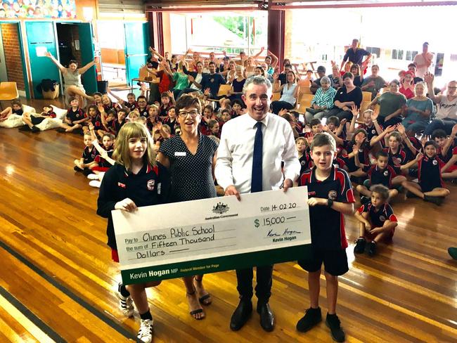 SOCIAL MEDIA IMAGE DISCUSS USE WITH YOUR EDITOR - GRANT FUNDING: Kevin Hogan visited Clunes Public School to congratulate the student leaders for 2020.