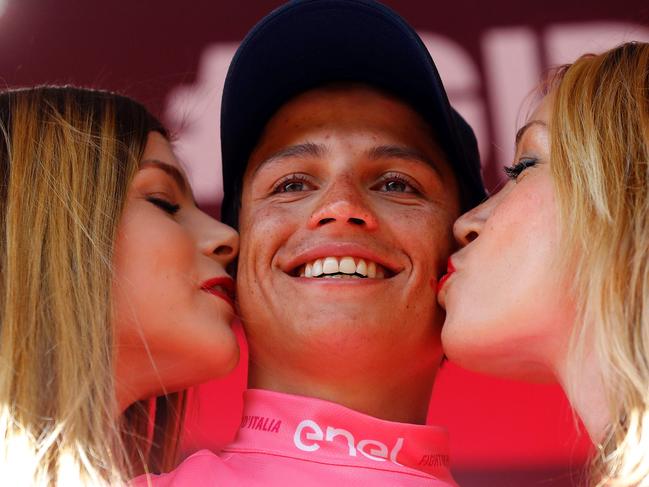 Colombian cyclist Esteban Chaves of Orica GreenEDGE team celebrates the pink jersey of the overall leader on the podium of the 19th stage of the 99th Giro d'Italia, Tour of Italy, from Pinerolo to Risoul on May 27, 2016. Italy's Vincenzo Nibali of Astana escaped alone to a summit-finish victory in the 19th stage of the Giro d'Italia on Friday whilst Colombia's Esteban Chaves rode into the pink jersey by coming third on the day. / AFP PHOTO / LUK BENIES