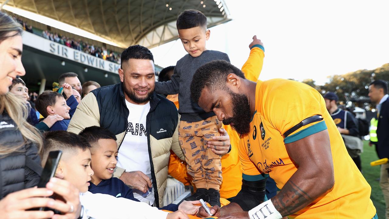 マリカ・コロイベテがラグビー選手権の試合で勝利した後、サインをしています。  （Cameron Spencer / Getty Imagesの写真）