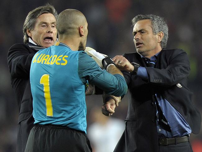 Inter Milan's Portuguese coach Jose Mourinho (R) argues with Barcelona's goalkeeper Victor Valdes (C) after the UEFA Champions League semi-final second leg football match Barcelona vs Inter Milan on April 28, 2010 at the Camp Nou stadium in Barcelona. Milan reached the Champions League final beating Barcelona 3-2 on aggregate in their semi-final despite losing the second leg 1-0. AFP PHOTO / JOSEP LAGO