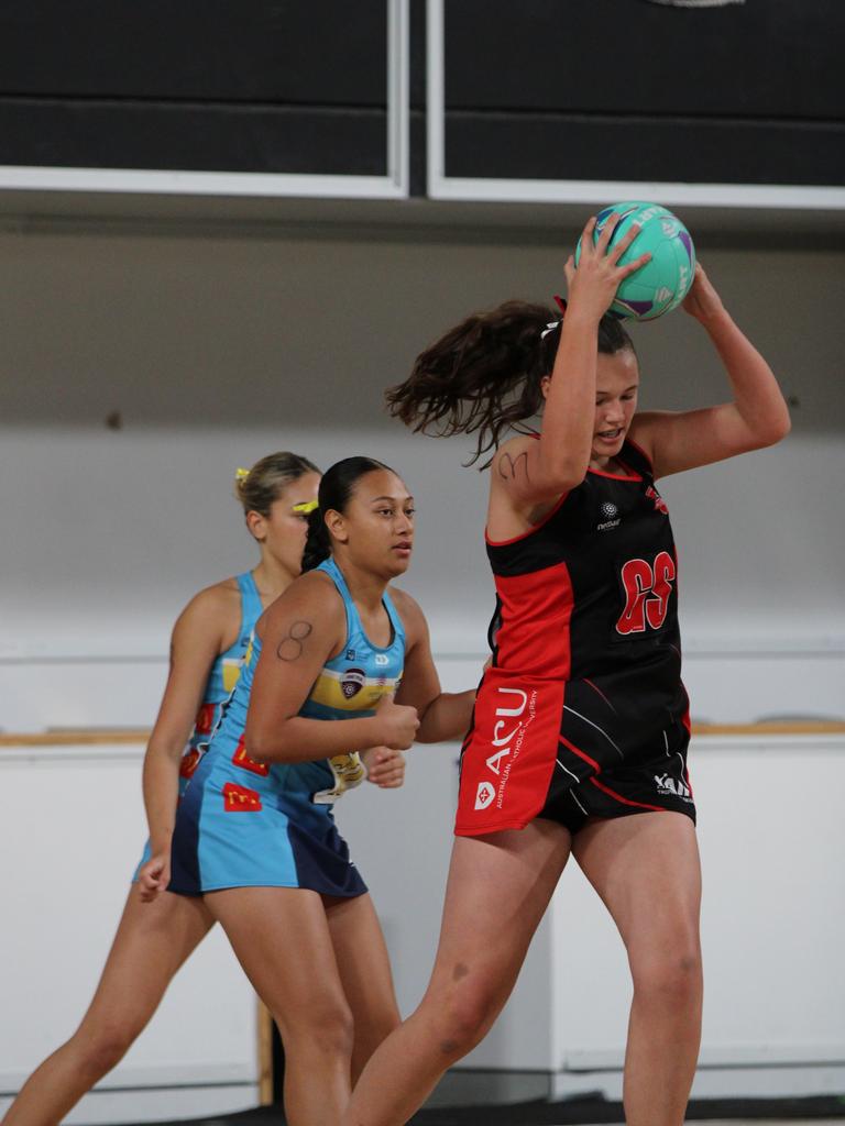 Gold Coast Titans v Brisbane North Cougars U16 Nissan State Titles grand final. Pictured: Simone Botha catches the ball