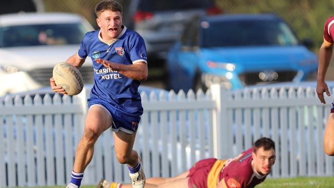 Wesley Pring evades the defence. Picture: Steve Montgomery/Ourfootyteam