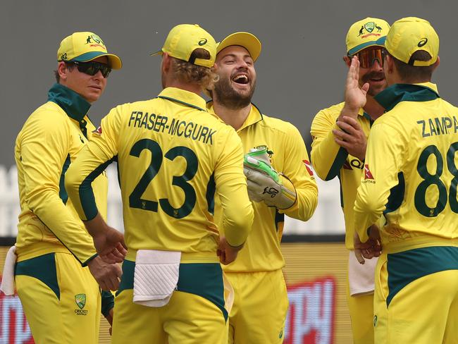 COLOMBO, SRI LANKA - FEBRUARY 14: Australia prepare to field during the ODI match between Sri Lanka and Australia at R. Premadasa Stadium on February 14, 2025 in Colombo, Sri Lanka. (Photo by Robert Cianflone/Getty Images)