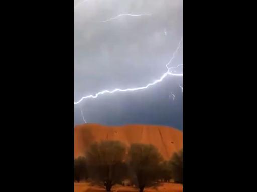 Lightning bolts create ‘amazing’ show for visitors