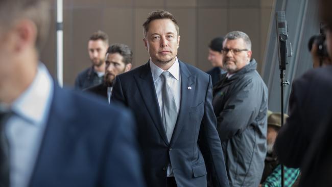 Tesla CEO Elon Musk and SA Premier Jay Weatherill at Adelaide Oval, Adelaide, Friday, July 07, 2017. The worlds biggest Lithium Ion Battery will be built in James Town South Australia. Friday, July 07, 2017. (AAP Image/Ben Macmahon) NO ARCHIVING