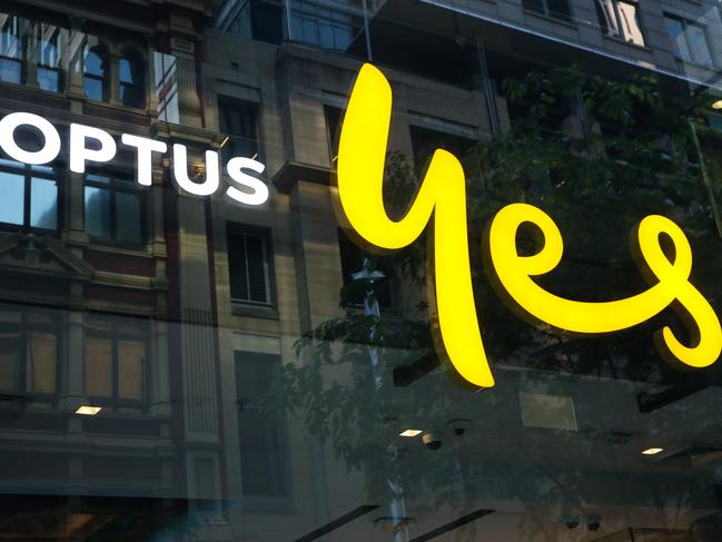 SYDNEY, AUSTRALIA: Newswire Photos- NOVEMBER 08 2023: A general view of the Optus shop in the Sydney CBD as they have an outage today throwing commuter transport and small business into chaos. Photo by: NCA Newswire /Gaye Gerard