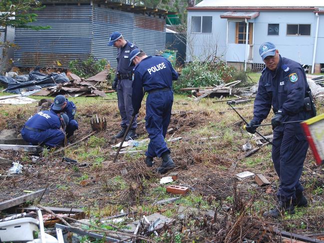 Tuggerah Lakes police searching a property at Charmhaven on the NSW Central Coast, as part of their ongoing hunt for evidence into the death of Amanda Carter.