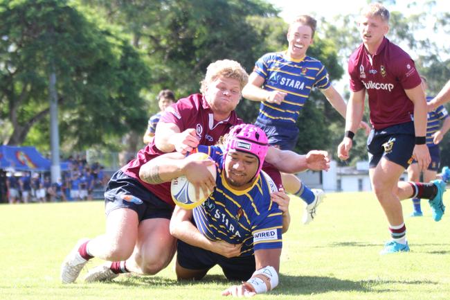 Kye Porter attempts a tackle on PJ Su'a.