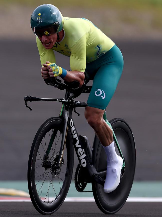 Darren Hicks of Team Australia competes during the Men's C2 Time Trial on day 7 of the Tokyo 2020 Paralympic Games in 2021. Picture: Dean Mouhtaropoulos/Getty Images