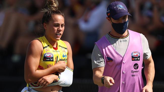 Justine Mules laves the field late with an arm injury. Picture: Robert Cianflone/Getty Images