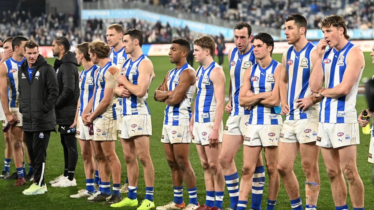 Kangaroos players form an honour guard. Photo by Morgan Hancock/Getty Images.