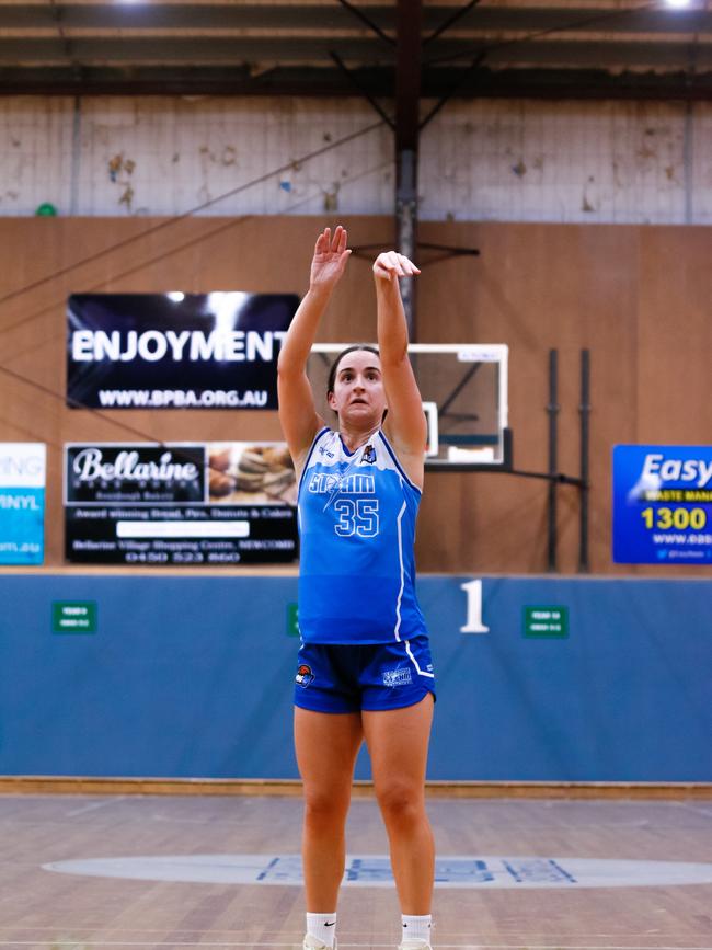 Georgia Varley shoots for the Bellarine Storm. Picture: Jack Maultby.