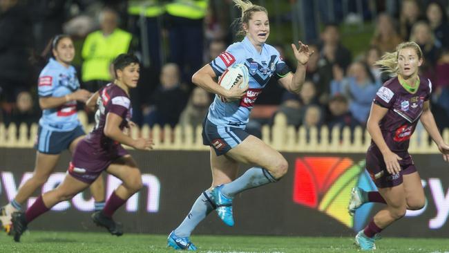 The Blues star is doing everything in her power to be fit. (AAP Image/Craig Golding)