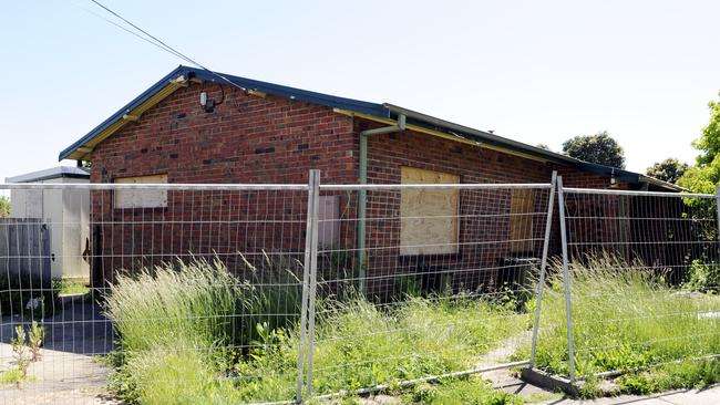 N22pt591 Peter Soper is the representative for a tenants group in Preston and Reservoir. Heritage experts wanted to put a heritage overlay over some public housing in Showers ST Preston and Stokes St. Peter and No4 Stokes st Preston.