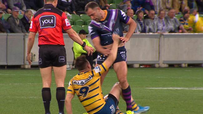 Cameron Smith slaps Reed Mahoney before being binned.