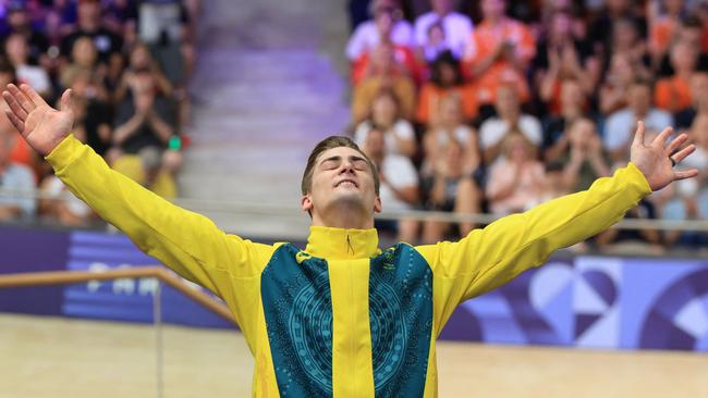 Glaetzer celebrates his bronze medal on the podium of the Paris 2024 Olympic Games. Picture: Emmanuel DUNAND / AFP.