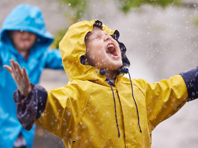 Shot of a young brother and sister playing in the rainhttp://195.154.178.81/DATA/i_collage/pi/shoots/783464.jpg