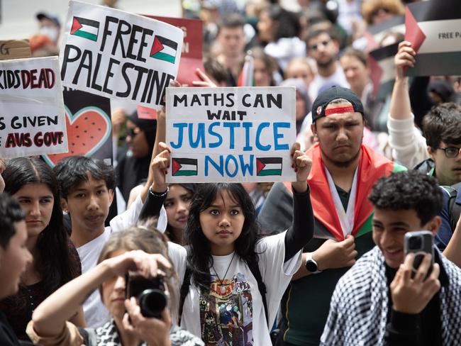 MELBOURNE AUSTRALIA - Newswire Photos DECEMBER 7TH 2023 : Round 2 of school students protesting for Palestine, demanding an end to the Genocide in Gaza. Flinders Street, Melbourne. PICTURE : NCA Newswire / Nicki Connolly