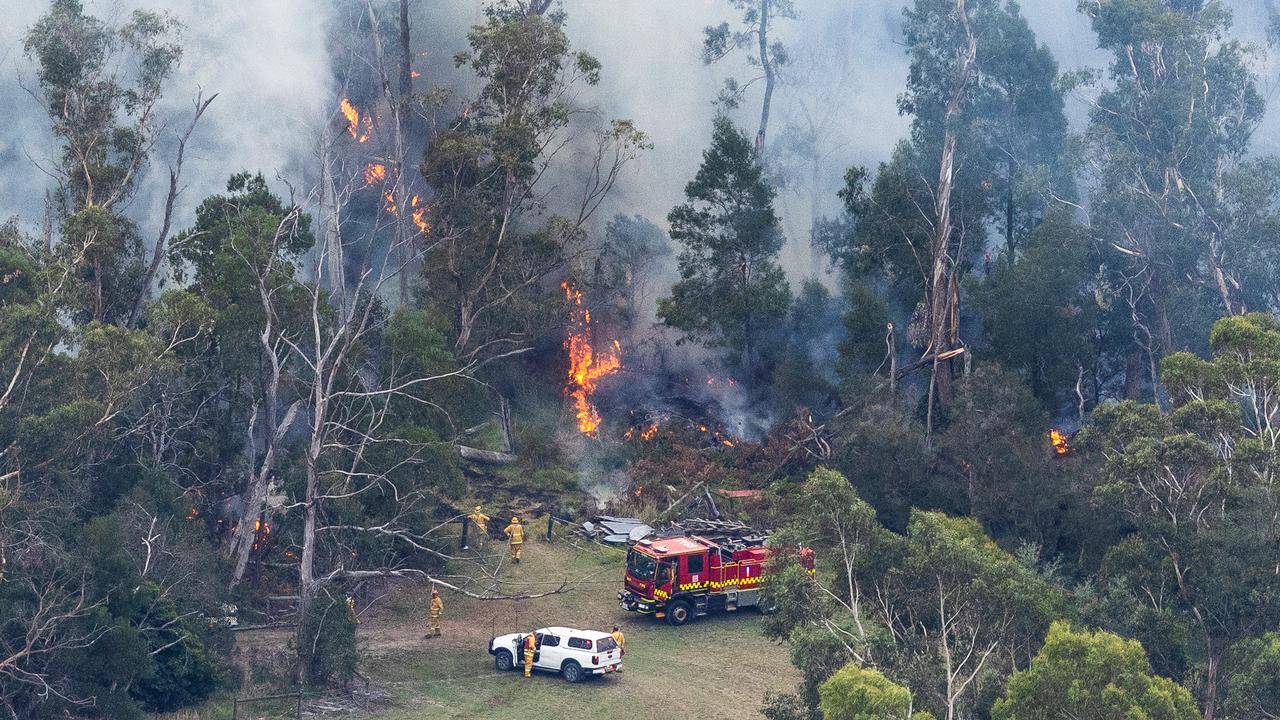 Montrose, Kilsyth residents urged to be on alert as bushfire burns out of control