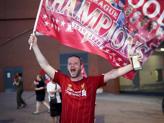 LIVERPOOL, ENGLAND - JUNE 25: Fans celebrate Liverpool FC winning the Premier League title outside Anfield after Chelsea beat Manchester City tonight ensuring Liverpool FC can no longer be overtaken on points on June 25, 2020 in Liverpool, England. Liverpool have won 18 league championships already with the last title win in 1989-90 under Kenny Dalglish. (Photo by Christopher Furlong/Getty Images)