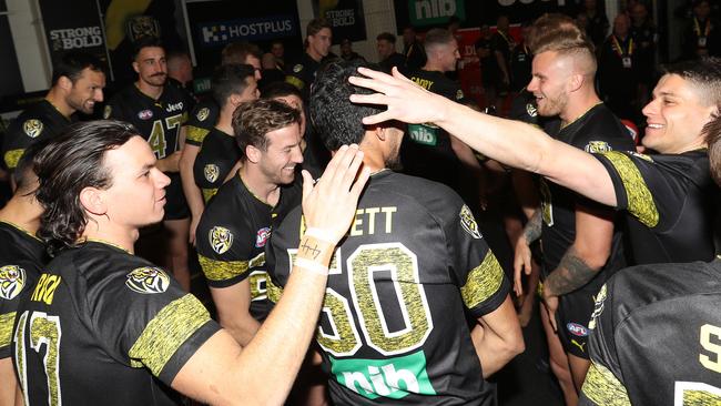 The Tigers get around Pickett before the first bounce. Picture: Getty Images